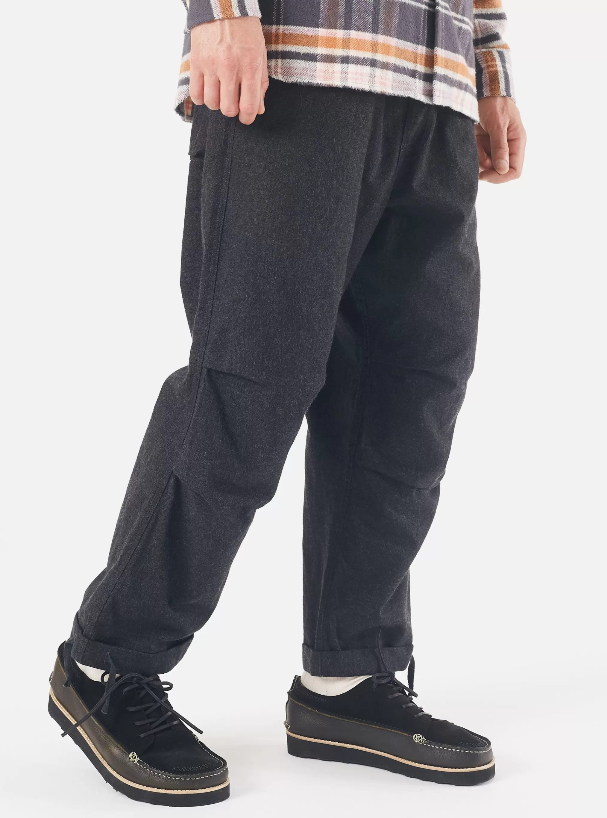 Trousers.^Universal Works Parachute Pant In Charcoal Carbon Cotton